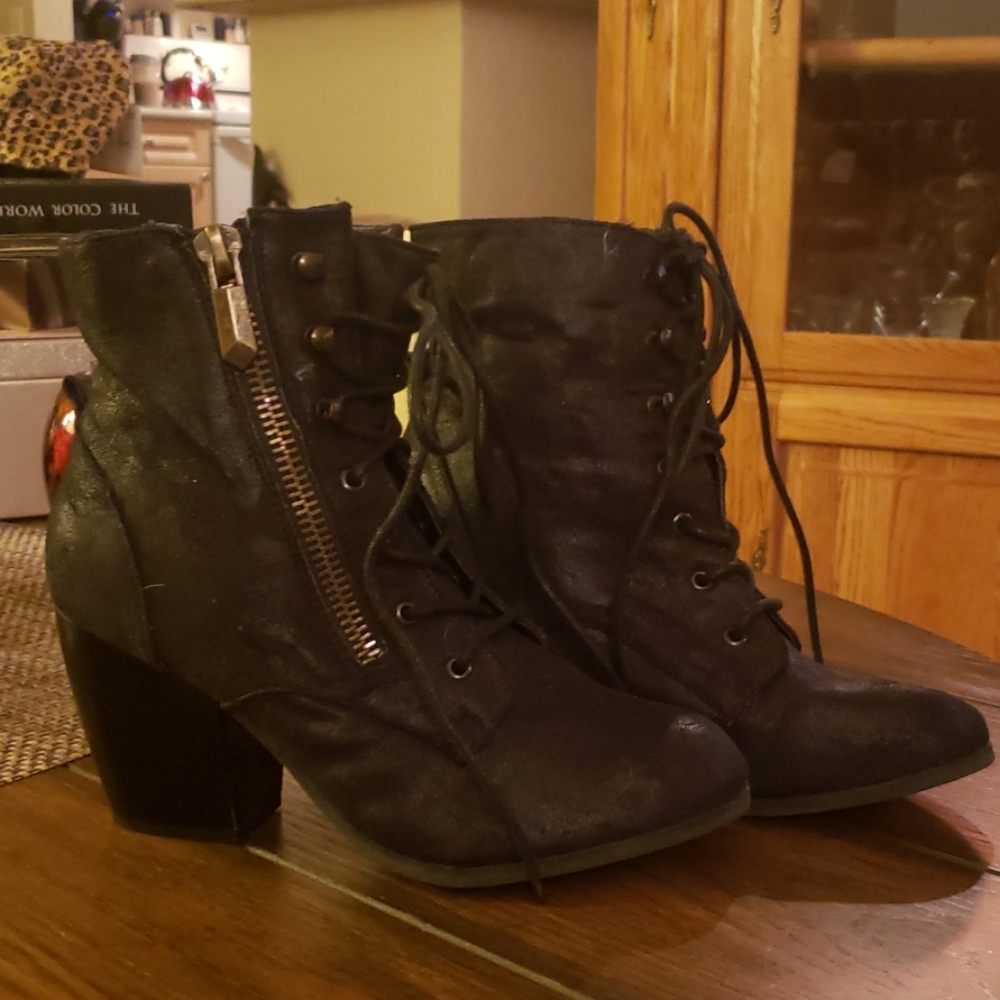 Qupid Boot with Heel and Side Zipper